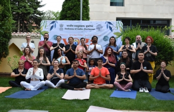 Embassy hosted a Yoga session under Rendez-vous aux Jardin program